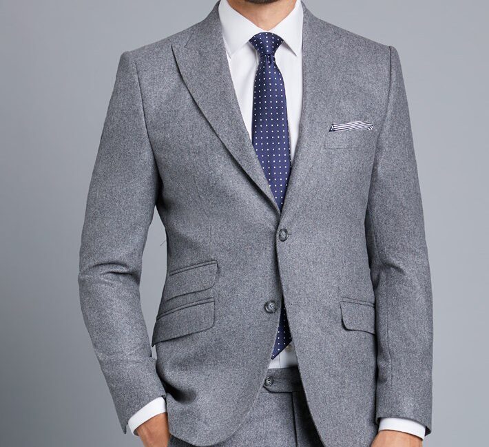 ¿Cómo combinar un traje gris?