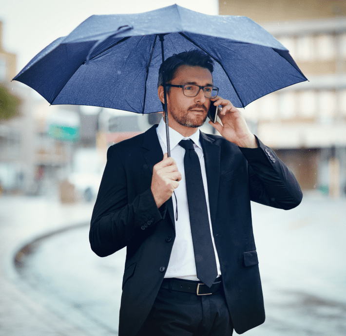 4 consejos clave para proteger tu traje formal de la lluvia