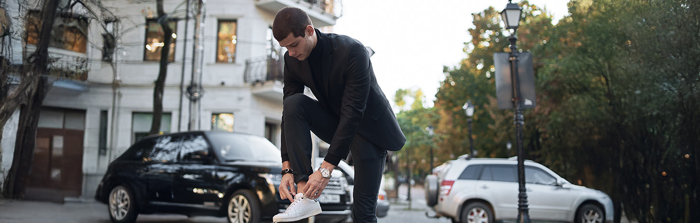 Reglas para combinar un traje de hombre con tenis Reglas para combinar un traje de hombre con tenis