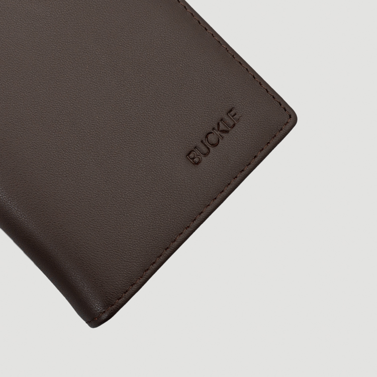 billetera caf estructura plana marca buckle cl sico 158750 CAFE 3