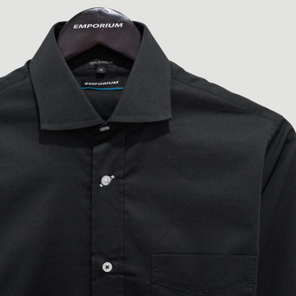 camisa negra estructura plana marca emporium cl sico 141045 248030 3