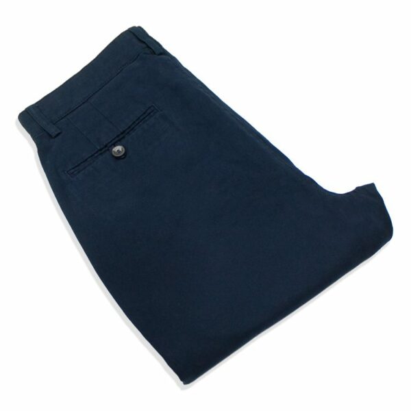 pantalon azul con detalles en bolsa con bies y boton trasero marca emporium casual slim 124496 247248 2