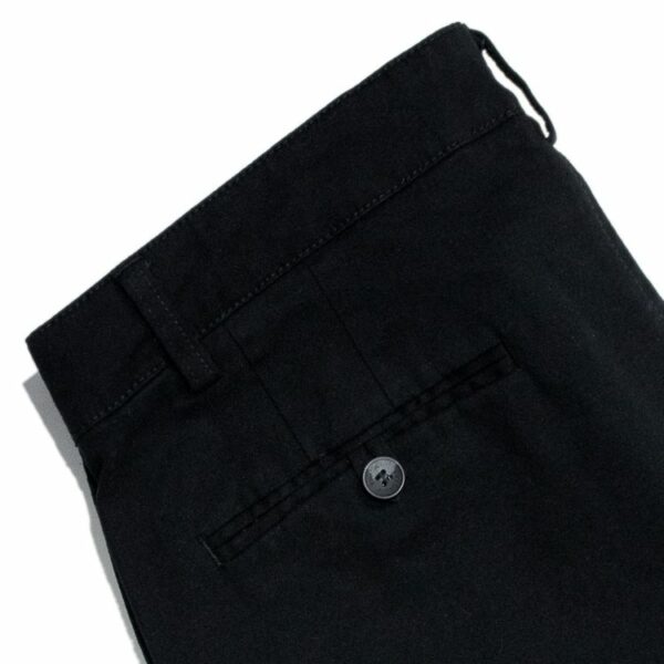 pantalon negro con bolsas con bies y boton trasero marca emporium casual slim 123364 247249 2