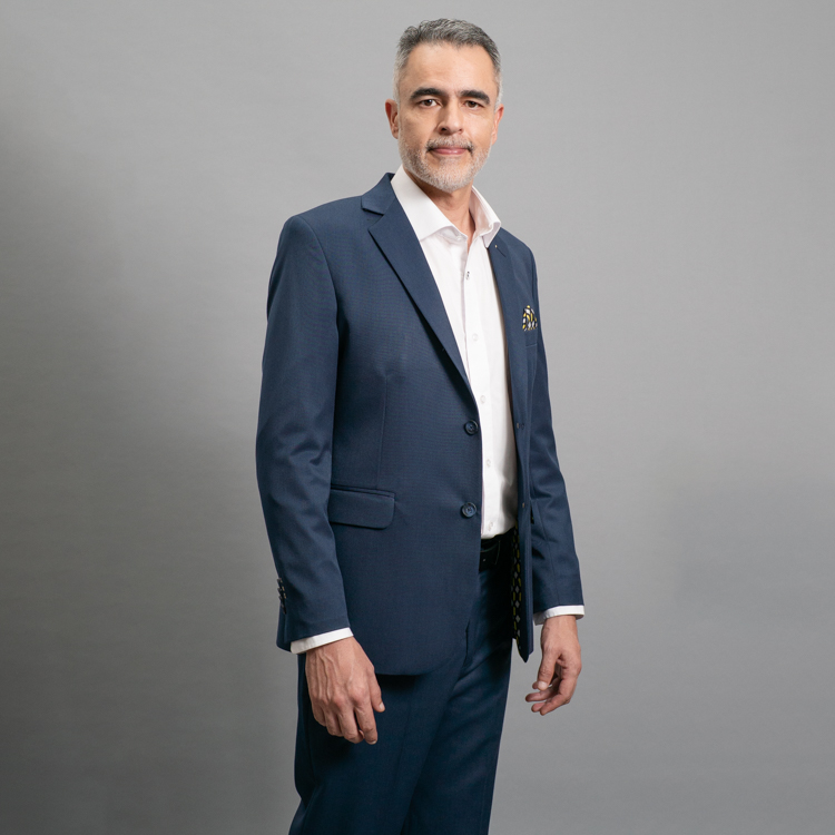 traje 372590 1